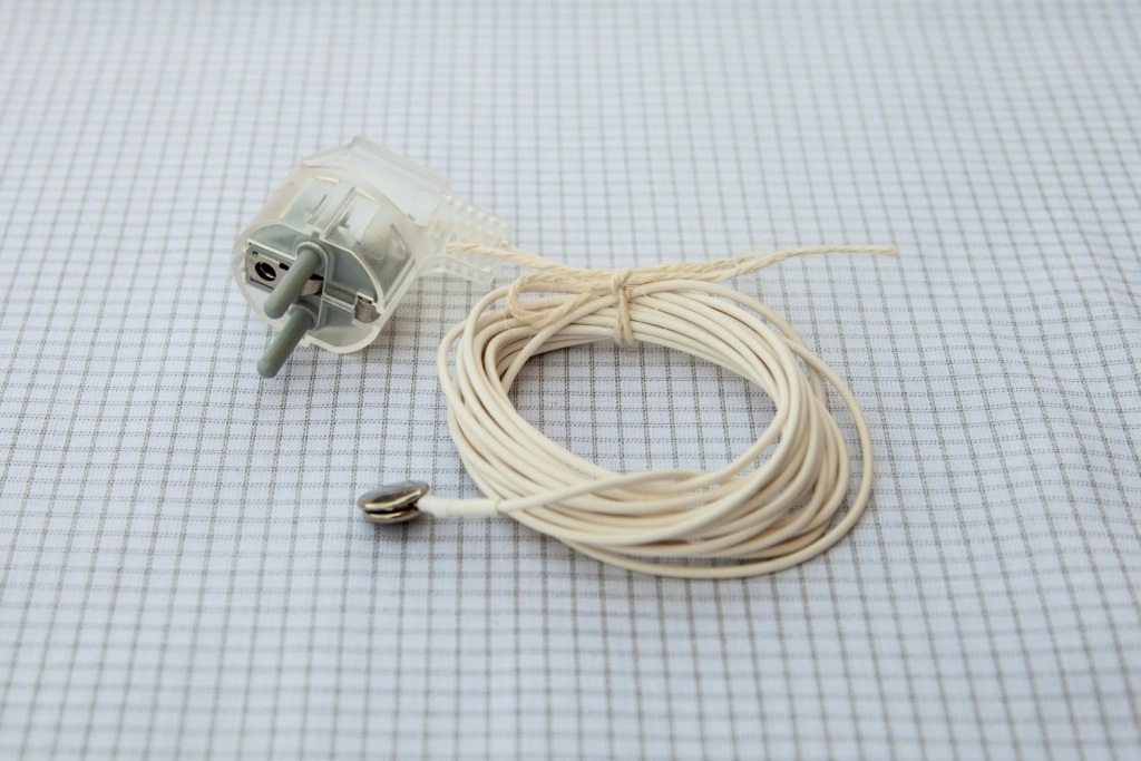 PRZEŚCIERADŁO UZIEMIAJĄCE UNIWERSALNE U - 90 cm x 200 cm - obrazek 2